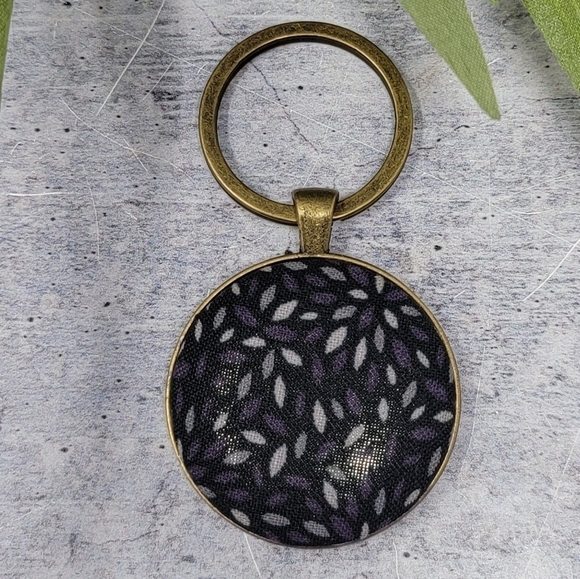 New Handmade | Black Gray Petal Fabric Button Keychain - Picture 1 of 2